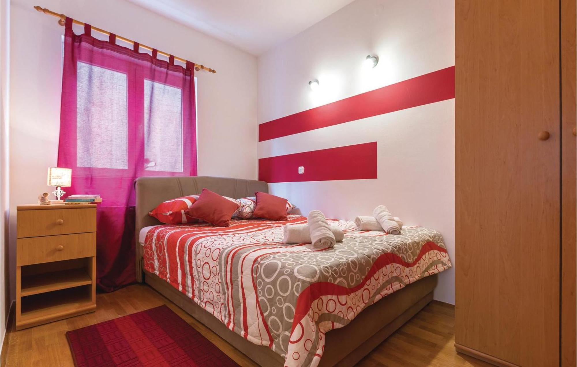 Stunning Apartment In Makarska With Kitchen Kültér fotó