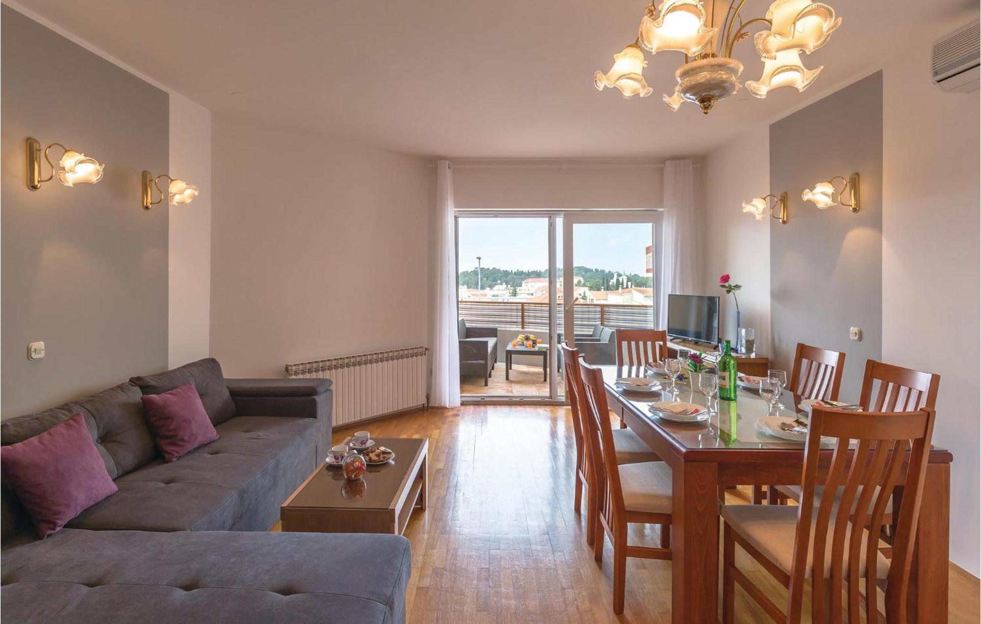 Stunning Apartment In Makarska With Kitchen Kültér fotó