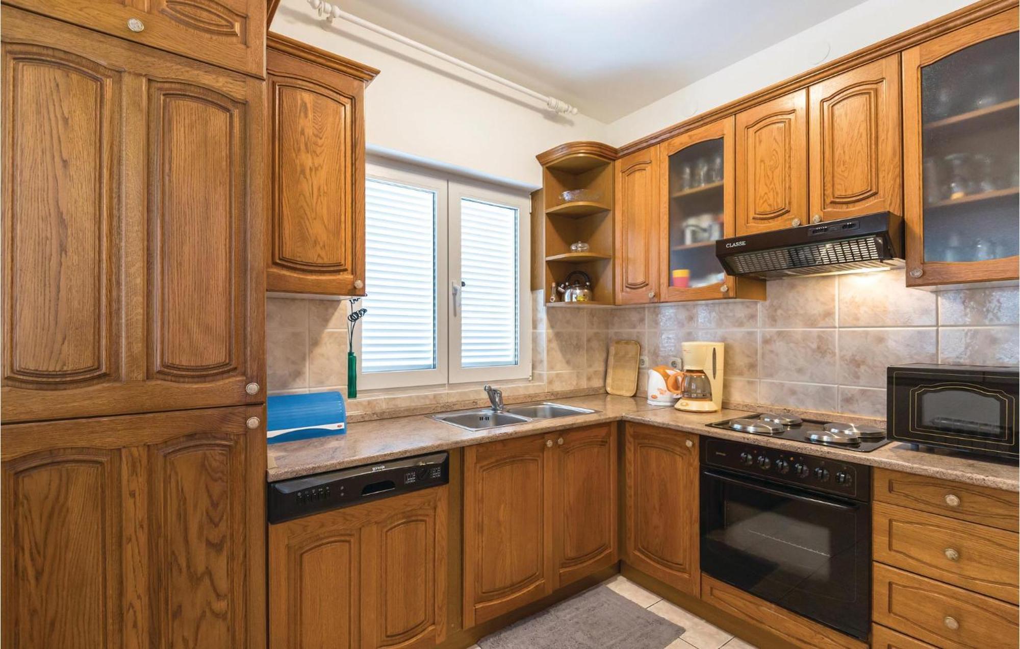 Stunning Apartment In Makarska With Kitchen Kültér fotó
